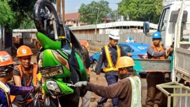 Evakuasi motor masuk lobang galian di Senayan, Jakarta Selatan.