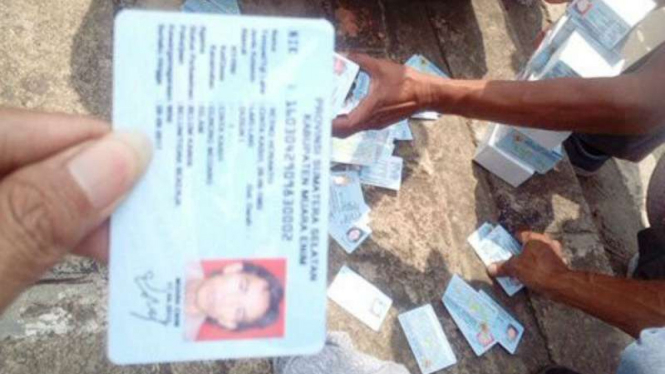 E-KTP yang berceceran di kawasan Jalan Raya Sawangan, Depok, Jawa Barat.