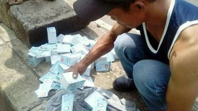 Tumpukan e-KTP lama tercecer di jalanan Kota Bogor. 