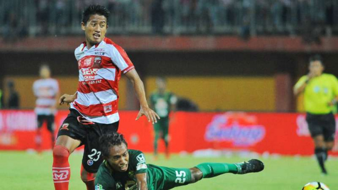 Winger Madura United, Bayu Gatra (kiri)