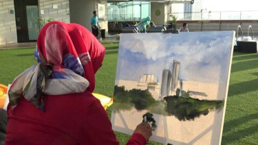 Melukis suasana perkotaan dari atap gedung Fairfield Marriott Surabaya