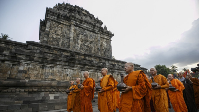 Umat Buddha merayakan Waisak.