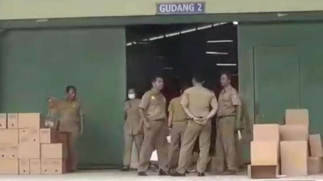 Komisi II DPR RI melakukan sidak ke gudang e-KTP milik Kemendagri di Bogor.