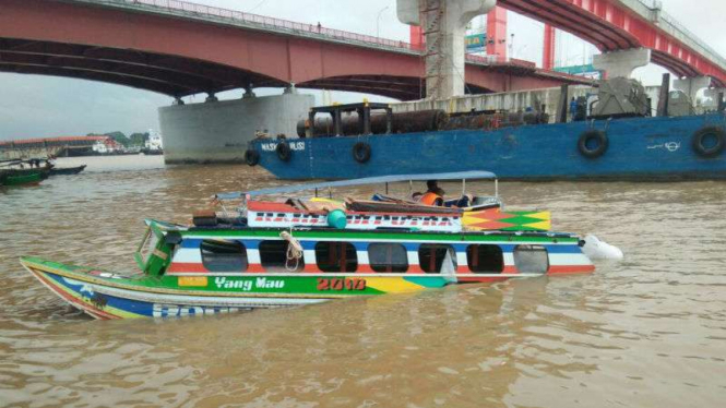 Dua speedboat bertabrakan di wilayah perairan Sungai Musi, Palembang, Sumatra Selatan, pada Rabu siang, 30 Mei 2018.