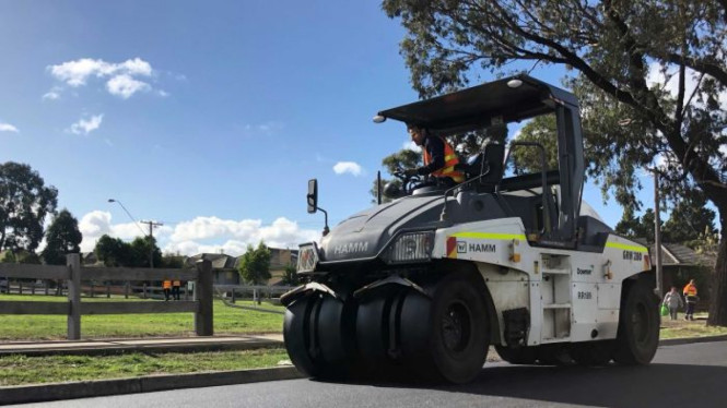 Mesin penggiling digunakan membuat jalan di Melbourne.