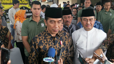 Presiden Joko Widodo (tengah)