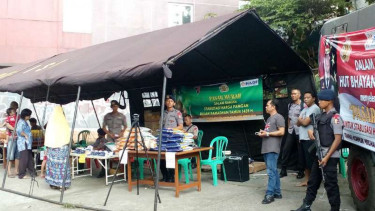 Brimob menggelar pasar murah di Pancoran Mas, Depok, Kamis, 31 Mei 2018.