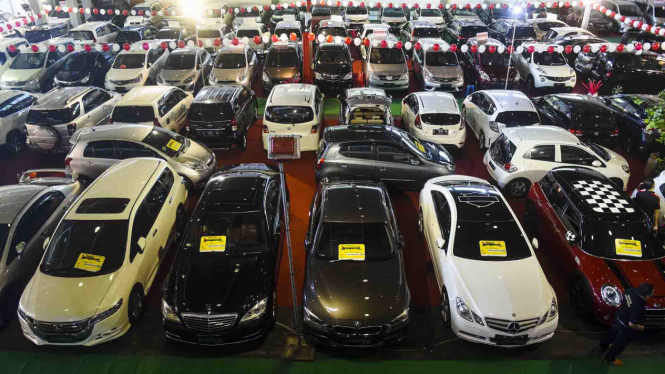 Mobil bekas yang dijual pada ajang Bazaar Mobil Bekas di JX International Convention Hall, Surabaya, Jawa Timur