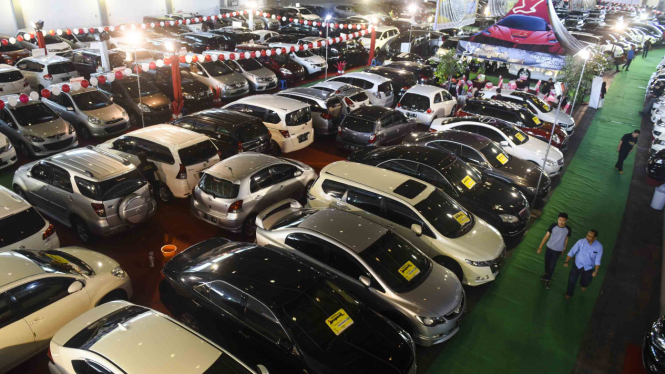 Sorot Mobil Mudik - Mobil bekas yang dijual pada ajang Bazaar Mobil Bekas di JX International Convention Hall, Surabaya, Jawa Timur