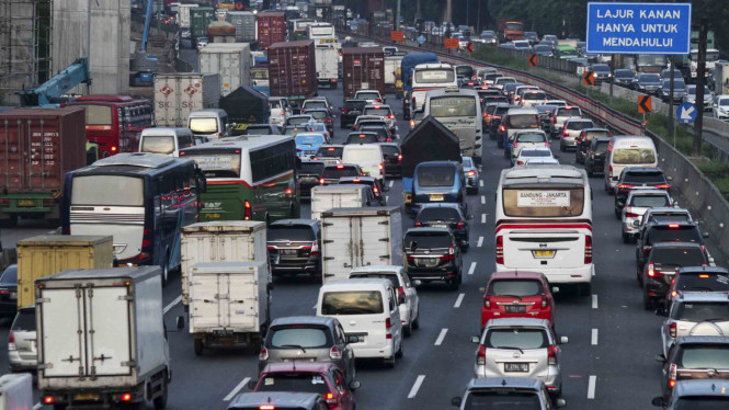 Suasana di ruas Jalan Tol Cikampek.