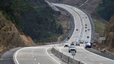 Sejumlah mobil melaju di Tol Bawen-Salatiga