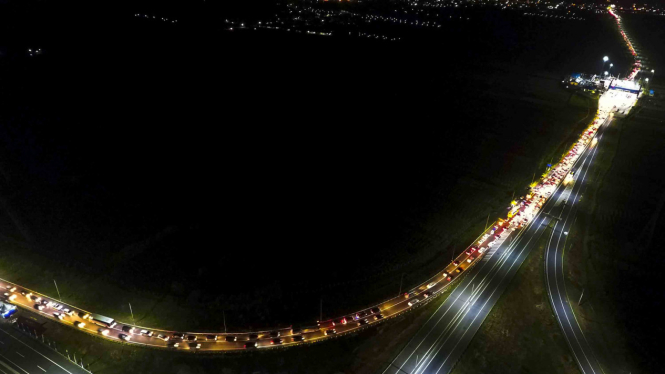 Sorot Mobil Mudik - Kendaraan pemudik terjebak kemacetan di pintu keluar Tol Brebes Timur (Brexit)