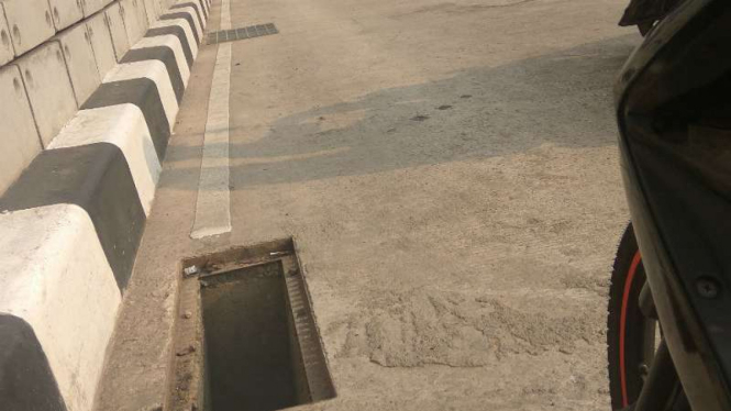 Lubang di underpass Kuningan-Mampang.