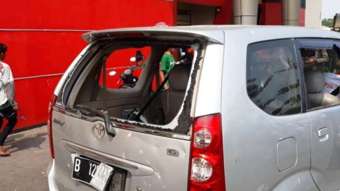 Mobil Panpel PS Tira kena amuk Bonek di Bantul.