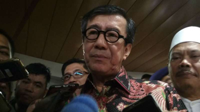Menteri Hukum dan HAM Yasonna Laoly usai acara berbagi kasih dengan yatim piatu di Surabaya, Jawa Timur, pada Minggu, 3 Juni 2018.