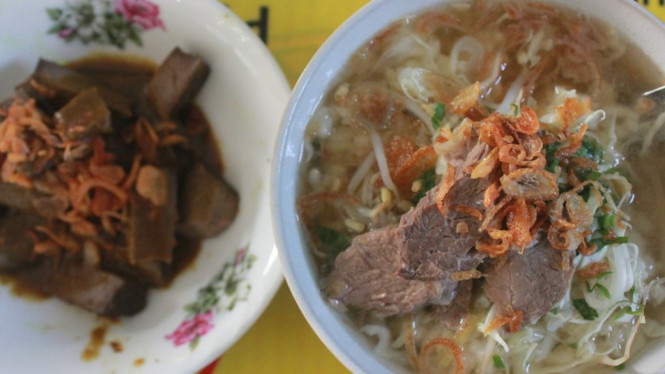 Hidangan soto kerbau. - BBC