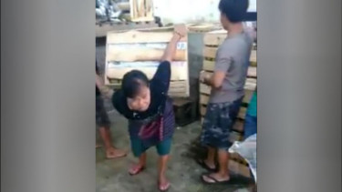 Ibu bekerja sebagai kuli panggul.