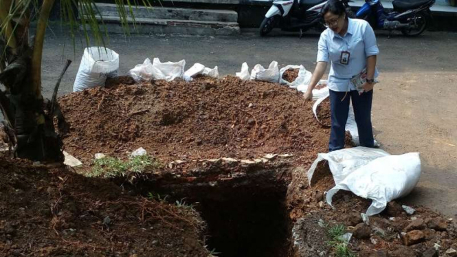 Pengerjaan pemindahan pipa PDAM Tirta Asasta, Kota Depok