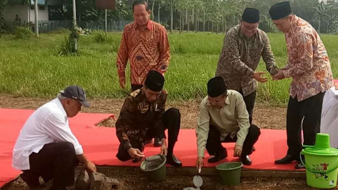 Peletakan Batu Pertama UIII.