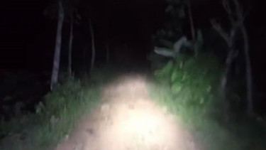 Jalanan sepi saat tengah malam.