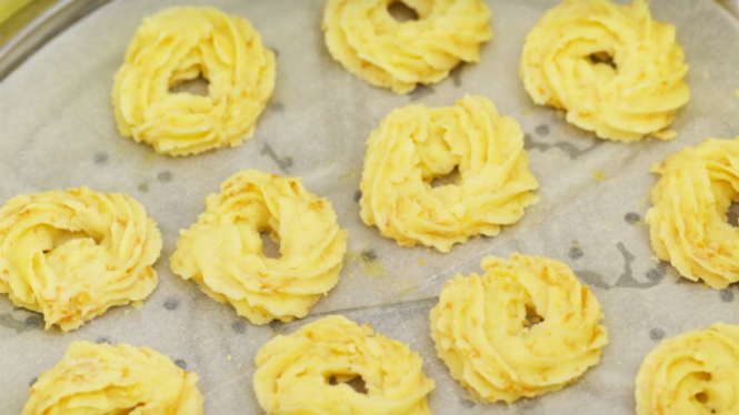 Kue Lebaran sagu keju.