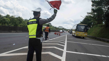Sorot Jalur Mudik - Arus lalu lintas di jalan Tol Cipularang