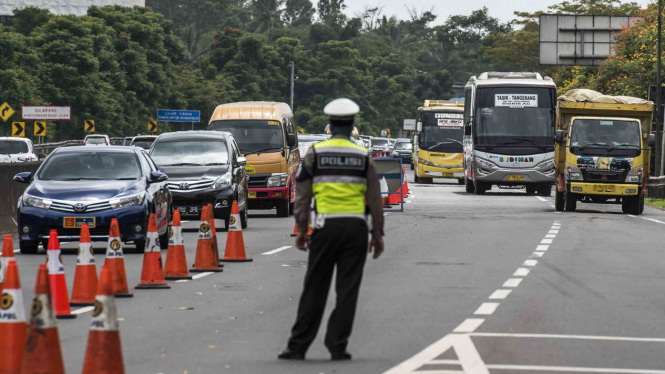  Arus lalu lintas di jalan Tol Cipularang