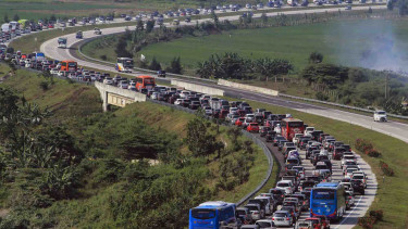 Sorot Jalur Mudik - Arus lalu lintas di ruas tol Cipali Palimanan, Cirebon