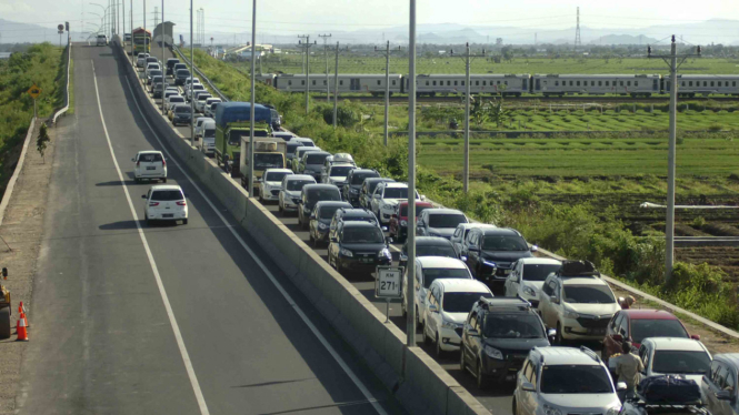 Sorot Jalur Mudik - Arus lalu lintas di pintu keluar tol Brebes Timur (Brexit)
