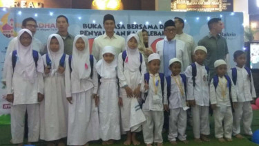 Aburizal Bakrie dan putranya Anindya N. Bakrie saat buka puasa dengan 1.000 anak