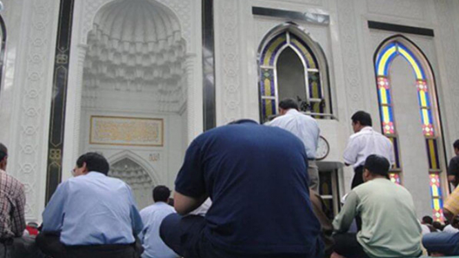 Ilustrasi ibadah di masjid.