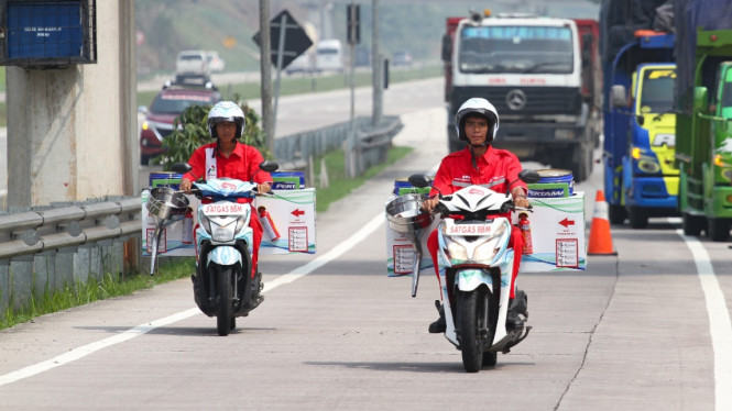 Sepeda motor pengantar BBM 
