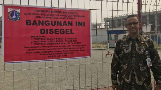 Gubernur Anies Baswedan menyegel bangunan di pulau reklami B dan D.