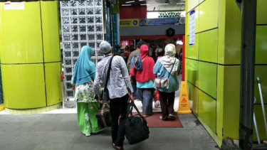 Suasana Stasiun Gambir, Jakarta Pusat.