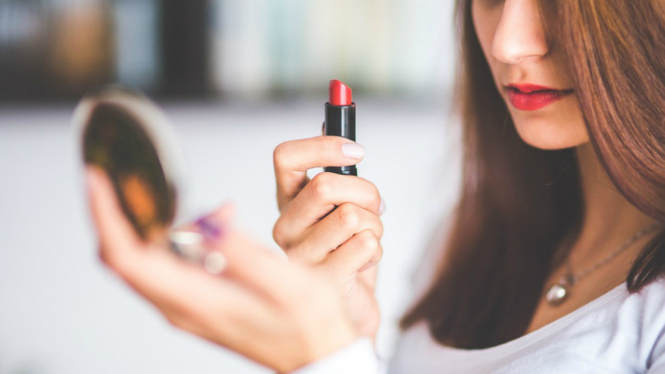 Ilustrasi Make Up wanita.