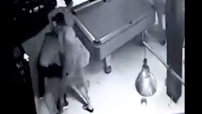 Prajurit TNI saat ditusuk di arena billiard.