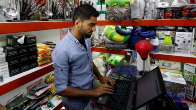 Pria belanja online
