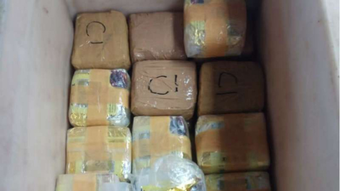 Barang bukti sabu dan pil happy five sitaan dari sindikat internasional