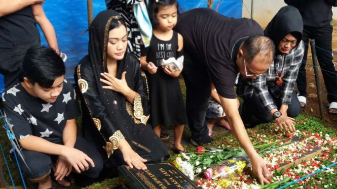 Keluarga ziarah ke makam Julia Perez