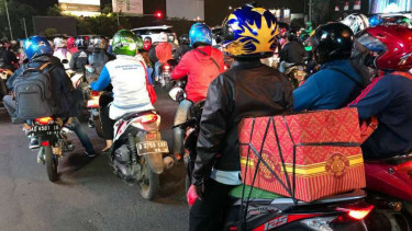 Pemudik bermotor saat melintas di Kota Bekasi.