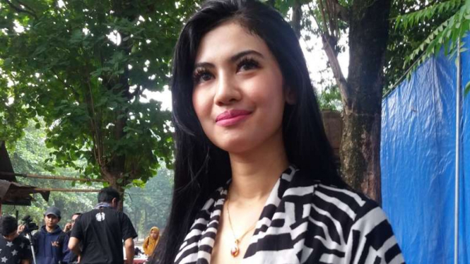 Adik Julia Perez, Della