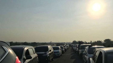 Suasana antrean panjang di tol fungsional Kertosono-Wilangan