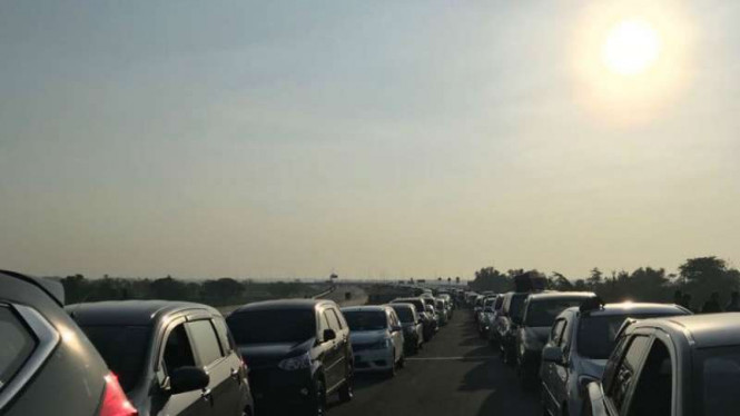 Suasana antrean panjang di tol fungsional Kertosono-Wilangan
