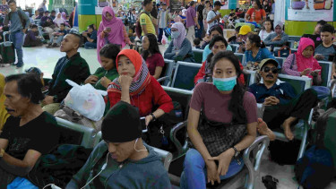 Pemudik di Stasiun Gambir