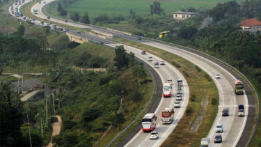 Kendaraan pemudik melintasi jalan tol Cipali, Cirebon, Jawa Barat, Minggu (10/6)