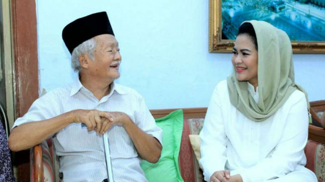 Calon wakil gubernur Jawa Timur, Puti Guntur Soekarno, menemui sesepuh Muhammadiyah bernama Abdul Muchid Jailani di Jombang pada Senin, 11 Juni 2018.