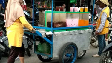 Pedagang takjil bersitegang dengan juru parkir.
