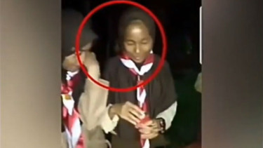 Penampakan di belakang anak pramuka.