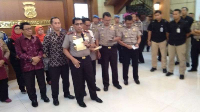 Proses penyerahan anak terduga teroris dari Kepala Polda kepada Kemensos di Markas Polda Jatim, Surabaya, pada Selasa, 12 Juni 2018.