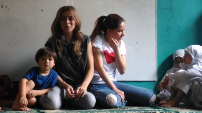 Jedar dan anaknya El, saat berbagi bersama anak yatim. 